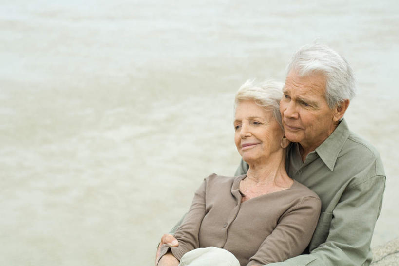 西方人,头发,两个人,夫妻,坐,抱,笑,摸,微笑,露齿笑,横图,俯视,室外,白天,爱情,海浪,海洋,欧洲,欧洲人,抚摸,朦胧,模糊,浪花,浪漫,注视,休闲装,白色,海水,看,休闲,休闲服,恩爱,恋人,抱着,搂着,海景,老年男性,老年女性,男人,男性,女人,女性,白种人,情侣,大海,风浪,海,海水的波动,近岸浪,涌浪,触摸,接触,搂,搂抱,坐着,半身,彩图,高角度拍摄,伴侣