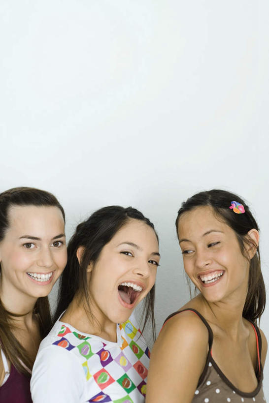 西方人,头发,三个人,伙伴,同事,朋友,站,笑,微笑,露齿笑,竖图,室内,特写,白天,白色背景,侧面,友谊,成功,合作,团队,集体,信心,欧洲,欧洲人,一排,整齐,墙,注视,休闲装,队伍,墙壁,墙面,排列,黑色,看,倚靠,站着,张嘴,转头,休闲,休闲服,摄影,影棚,领导,喊叫,呼喊,成就,队列,合伙,领袖,张大嘴巴,友情,年轻女性,女人,女性,白种人,张开嘴,站立,半身,彩图,影棚拍摄,拍摄