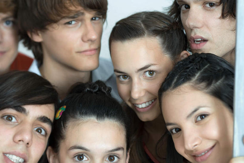 西方人,脸,头,脸颊,伙伴,朋友,站,笑,微笑,露齿笑,横图,室内,特写,白天,白色背景,正面,友谊,欧洲,欧洲人,握,许多人,拿,拿着,注视,肩膀,画框,排列,一个,框架,看,站着,张嘴,一群人,握着,摄影,影棚,单个,队列,瞪眼,张大嘴巴,友情,男人,男性,年轻男性,年轻女性,女人,女性,白种人,头部,脸部,脸蛋,面部,张开嘴,站立,半身,彩图,影棚拍摄,拍摄