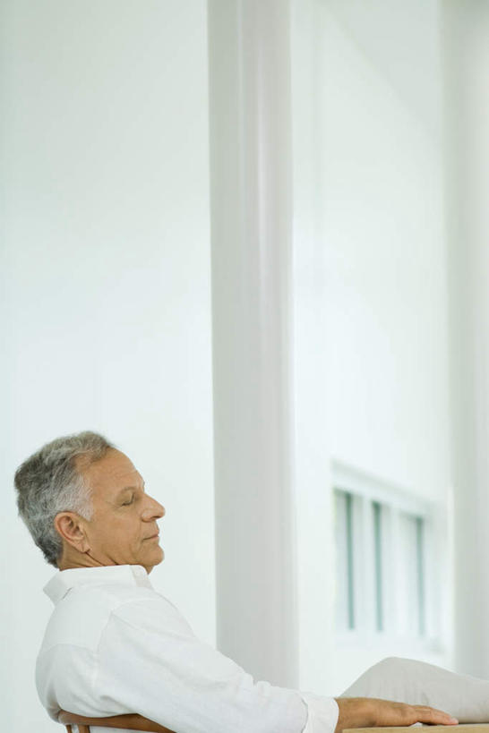 西方人,头发,一个人,躺,闭眼,睡,竖图,室内,白天,仰视,椅子,欧洲,欧洲人,仅一个男性,仅一个人,墙,休闲装,墙壁,墙面,白色,仅一个老年男性,休闲,休闲服,卧着,老年男性,男人,男性,白种人,闭眼睛,闭着眼,闭着眼睛,困,困觉,寝息,睡觉,躺着,卧,半身,彩图,低角度拍摄