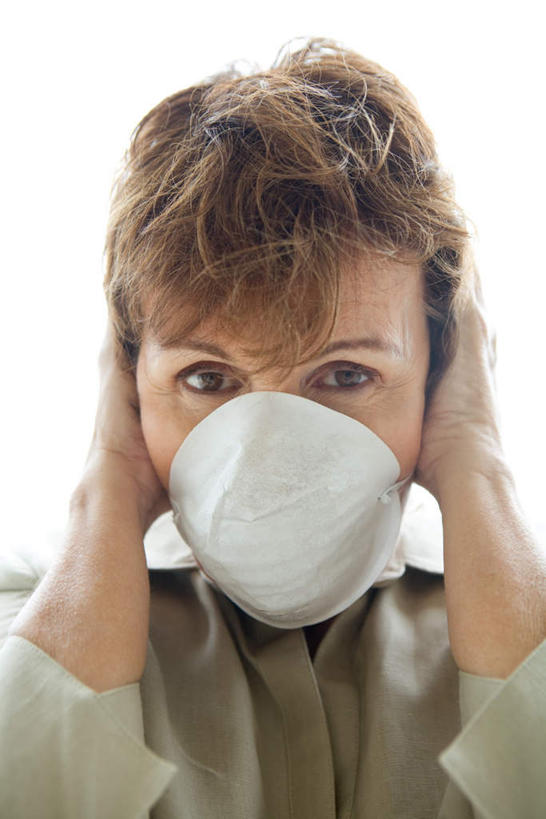 西方人,嘴,耳朵,一个人,站,竖图,室内,特写,白天,正面,欧洲,欧洲人,仅一个女性,仅一个人,白色,口罩,站着,仅一个中年女性,捂,遮,遮挡,遮盖,遮蔽,女人,女性,中年女性,白种人,耳,耳部,口,口腔,嘴巴,嘴唇,站立,半身,彩图,捂着