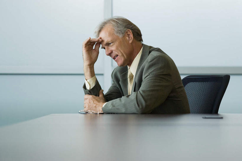 西方人,老年人,一个人,商务人士,商务男性,办公室,坐,横图,室内,白天,侧面,衬衫,家具,桌子,欧洲,欧洲人,仅一个男性,仅一个人,撑,套装,办公桌,领带,注视,看,仅一个老年男性,思考,苦恼,烦恼,撑着,忧虑,关注,商务装,工薪阶层,办公家具,老年男性,白种人,白领,上班族,坐着,半身,彩图,衬衣