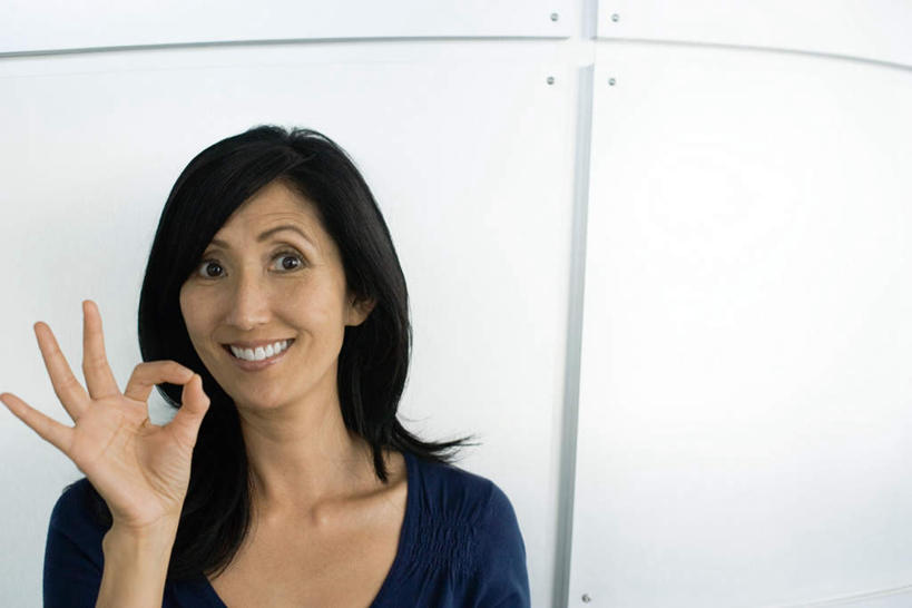 西方人,一个人,站,笑,微笑,露齿笑,横图,室内,白天,白色背景,正面,满意,胜利,欧洲,欧洲人,仅一个年轻女性,仅一个女性,仅一个人,服装,墙,注视,休闲装,墙壁,墙面,衣服,观察,看,手势,站着,休闲,休闲服,同意,ok手势,摄影,服饰,影棚,观看,察看,关注,年轻女性,女人,女性,白种人,站立,半身,彩图,影棚拍摄,拍摄,同意手势