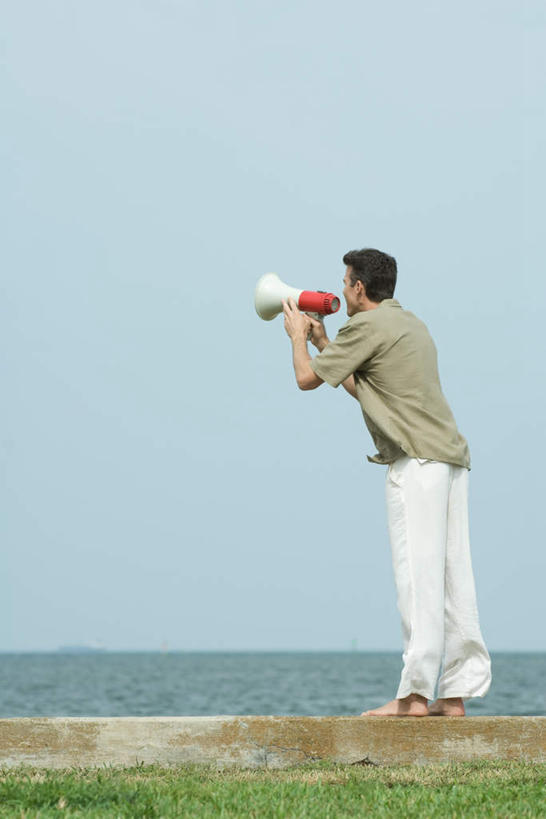 西方人,一个人,站,竖图,室外,白天,海浪,海洋,欧洲,欧洲人,仅一个男性,仅一个人,握,服装,浪花,水平线,云,云朵,辽阔,海平线,拿,云彩,大喊,拿着,休闲装,仅一个年轻男性,背面,衣服,蓝色,白云,蓝天,天空,海水,话筒,天,站着,休闲,广阔,休闲服,喊,握着,服饰,一望无际,呼喊,海景,无边无际,一马平川,男人,男性,年轻男性,白种人,大海,风浪,海,海水的波动,近岸浪,涌浪,站立,彩图,全身,水天相接,水天一线