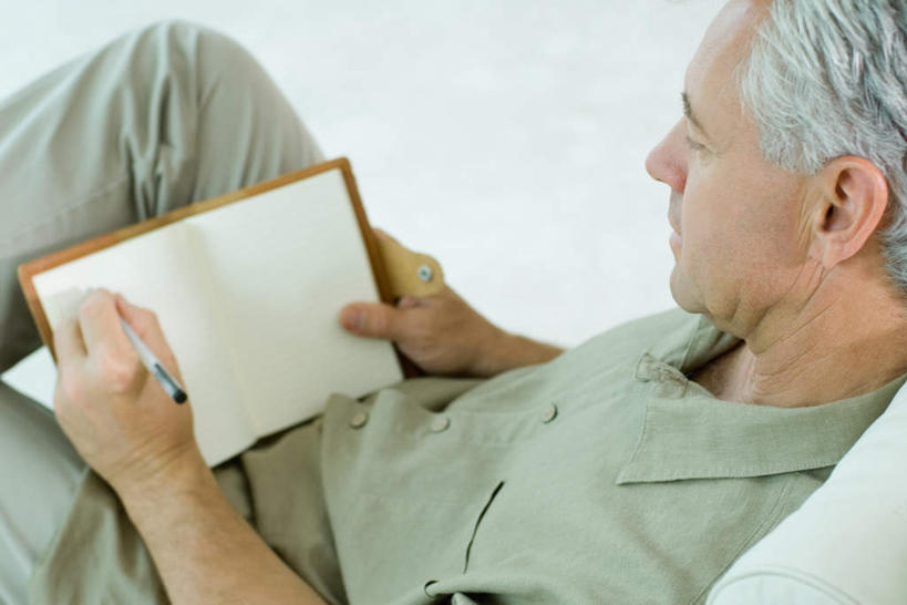 西方人,一个人,坐,横图,俯视,室内,白天,白色背景,欧洲,欧洲人,仅一个男性,仅一个人,笔,办公用品,记事本,拿,拿着,水笔,文具,一个,本子,笔记本,学习用品,记录,仅一个老年男性,摄影,影棚,单个,文具用品,老年男性,男人,男性,白种人,坐着,半身,彩图,高角度拍摄,影棚拍摄,拍摄