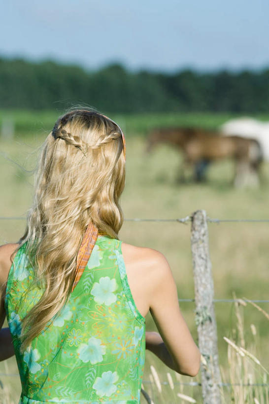 西方人,一个人,站,竖图,室外,白天,裙子,草地,森林,树林,植物,马,野生动物,欧洲,欧洲人,仅一个年轻女性,仅一个女性,仅一个人,远视,远眺,连衣裙,朦胧,模糊,一匹,草,树,树木,背面,绿色,自然,动物,站着,生长,成长,年轻女性,女人,女性,白种人,站立,半身,彩图
