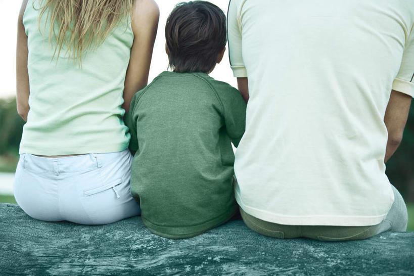 西方人,儿童,三个人,家庭,母亲,父亲,儿子,坐,横图,室外,白天,纯洁,植物,欧洲,欧洲人,服装,朦胧,模糊,树桩,休闲装,树,树木,小孩,背面,衣服,绿色,自然,休闲,温暖,温馨,父子,母子,三口之家,一家人,休闲服,父爱,可爱,母爱,童年,童趣,服饰,生长,成长,和睦,童真,烂漫,无邪,天真,男孩,男人,男性,年轻男性,年轻女性,女人,女性,白种人,孩子,年轻人,坐着,半身,彩图,融洽,男生