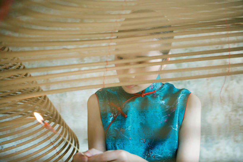 东方人,一个人,寺庙,站,横图,室内,白天,正面,民族服装,亚洲,仅一个年轻女性,仅一个女性,仅一个人,许多,悬挂,旗袍,节日,点,佛像,火柴,圆锥,燃烧,拿,拿着,黄种人,文化,蓝色,香火,庙宇,祈祷,站着,健康,许愿,宗教,信仰,纪念,祈求,漩涡形,平安,年轻女性,女人,女性,亚洲人,站立,半身,彩图,传统服装,民俗服,庙,寺