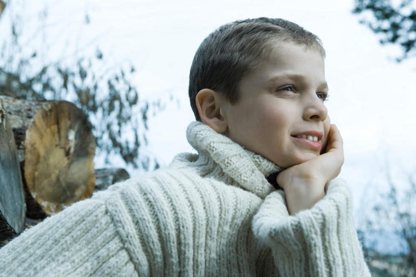 西方人,儿童,一个人,站,横图,室外,白天,正面,纯洁,树林,植物,欧洲,欧洲人,仅一个男性,仅一个人,撑,服装,云,云朵,云彩,托腮,注视,树,树木,小孩,衣服,蓝色,绿色,白云,蓝天,天空,自然,天,观察,看,托,站着,仅一个小孩,可爱,童年,童趣,服饰,生长,成长,观看,察看,衣着,穿着,关注,托下巴,童真,烂漫,无邪,衣饰,棉服,天真,男孩,男人,男性,白种人,孩子,站立,半身,彩图,男生,冬衣,寒衣