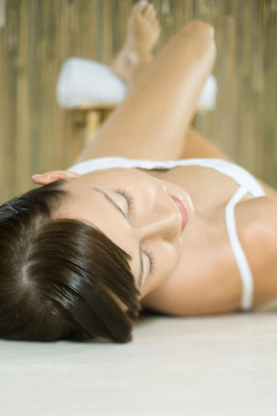 西方人,一个人,躺,竖图,室内,白天,正面,椅子,欧洲,欧洲人,仅一个年轻女性,仅一个女性,仅一个人,浴巾,木椅,墙,墙壁,墙面,毛巾,年轻女性,女人,女性,白种人,躺着,半身,彩图