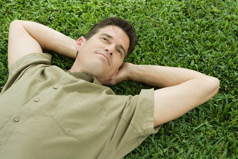 西方人,一个人,躺,横图,俯视,室外,白天,草地,草坪,植物,欧洲,欧洲人,仅一个男性,仅一个人,服装,注视,休闲装,草,仅一个年轻男性,衣服,绿色,观察,看,休闲,休闲服,服饰,观看,察看,双手抱头,关注,男人,男性,年轻男性,白种人,躺着,半身,彩图,高角度拍摄