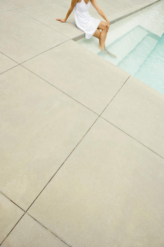 西方人,一个人,游泳池,坐,竖图,俯视,室外,白天,裙子,度假,水,欧洲,欧洲人,仅一个年轻女性,仅一个女性,仅一个人,连衣裙,水池,水面,娱乐,泳池,蓝色,白色,享受,休闲,放松,吊带裙,游泳馆,年轻女性,女人,女性,白种人,坐着,半身,彩图,高角度拍摄