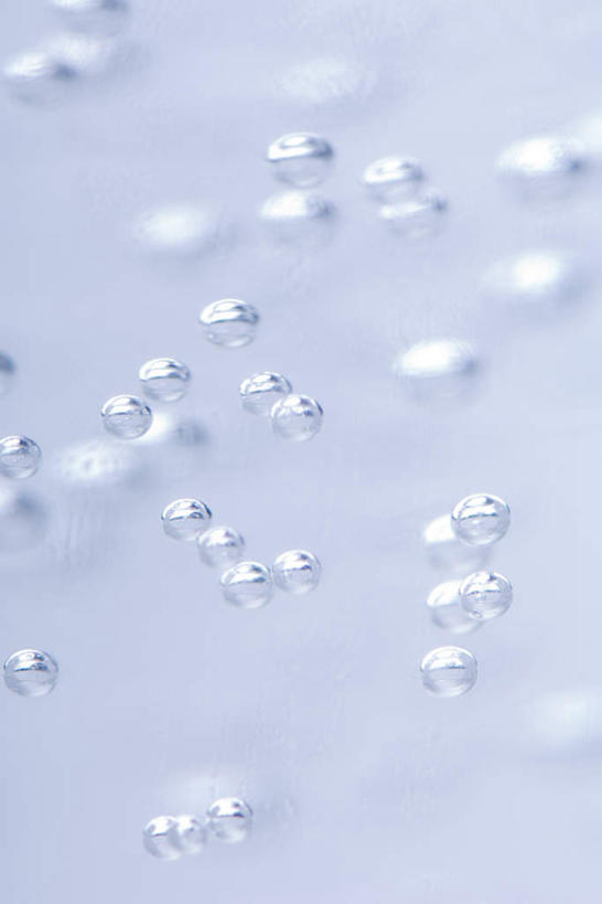 无人,竖图,俯视,室内,特写,白天,水,桌面,桌子,静物,一排,许多,朦胧,模糊,整齐,散落,透明,液体,水滴,排列,队列,彩图,高角度拍摄