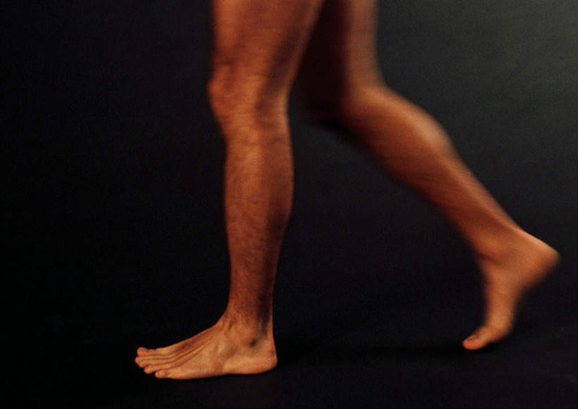 西方人,腿部,脚,脚趾,脚趾甲,腿,一个人,横图,室内,特写,白天,侧面,欧洲,欧洲人,仅一个男性,仅一个人,黑色背景,裸露,仅一个年轻男性,赤脚,摄影,影棚,赤裸,裸,男人,男性,年轻男性,白种人,脚指甲,半身,彩图,影棚拍摄,拍摄