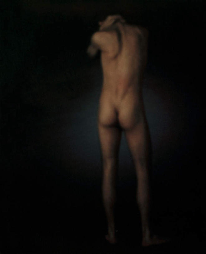 西方人,一个人,站,竖图,室内,白天,欧洲,欧洲人,仅一个男性,仅一个人,黑色背景,裸露,仅一个年轻男性,背面,站着,摄影,影棚,赤裸,双手抱头,裸,男人,男性,年轻男性,白种人,站立,彩图,全身,影棚拍摄,拍摄