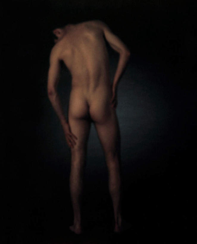 西方人,一个人,站,摸,竖图,室内,白天,欧洲,欧洲人,仅一个男性,仅一个人,抚摸,黑色背景,注视,裸露,仅一个年轻男性,背面,低头,观察,看,站着,摄影,影棚,赤裸,观看,察看,姿态,关注,裸,男人,男性,年轻男性,白种人,触摸,接触,站立,彩图,全身,影棚拍摄,拍摄