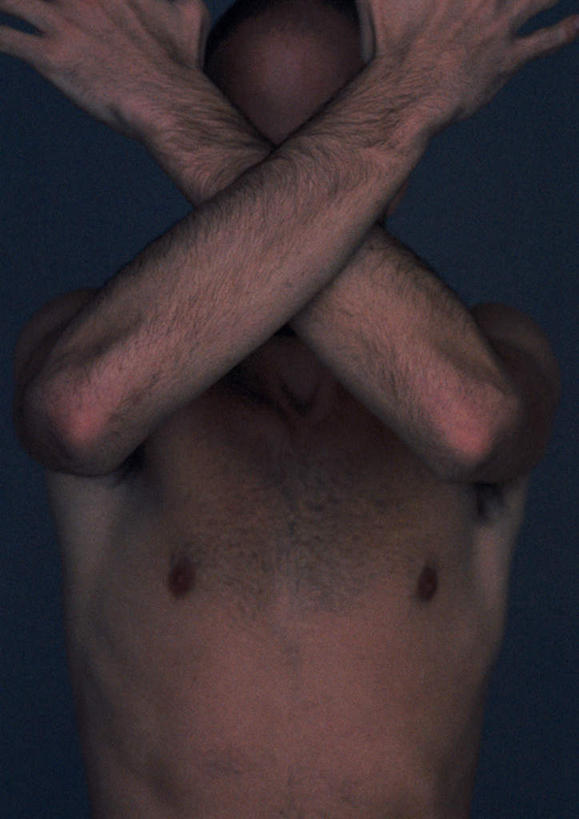 西方人,一个人,站,双手交叉,竖图,室内,特写,白天,正面,欧洲,欧洲人,仅一个男性,仅一个人,黑色背景,裸露,仅一个年轻男性,站着,遮,摄影,影棚,赤裸,遮挡,裸,遮盖,遮蔽,男人,男性,年轻男性,白种人,十字手,站立,半身,彩图,影棚拍摄,拍摄