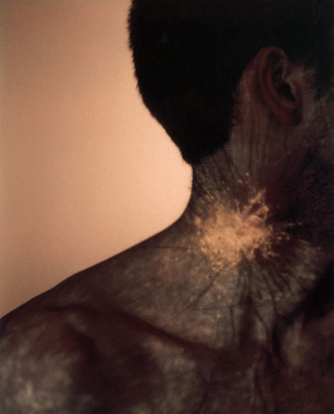 西方人,脖子,一个人,站,竖图,室内,特写,白天,正面,欧洲,欧洲人,仅一个男性,仅一个人,黄色背景,形状,射线,裸露,仅一个年轻男性,回头,站着,转头,疼痛,金色,摄影,影棚,赤裸,痛苦,裸,男人,男性,年轻男性,白种人,脖,颈,颈部,站立,半身,彩图,影棚拍摄,拍摄