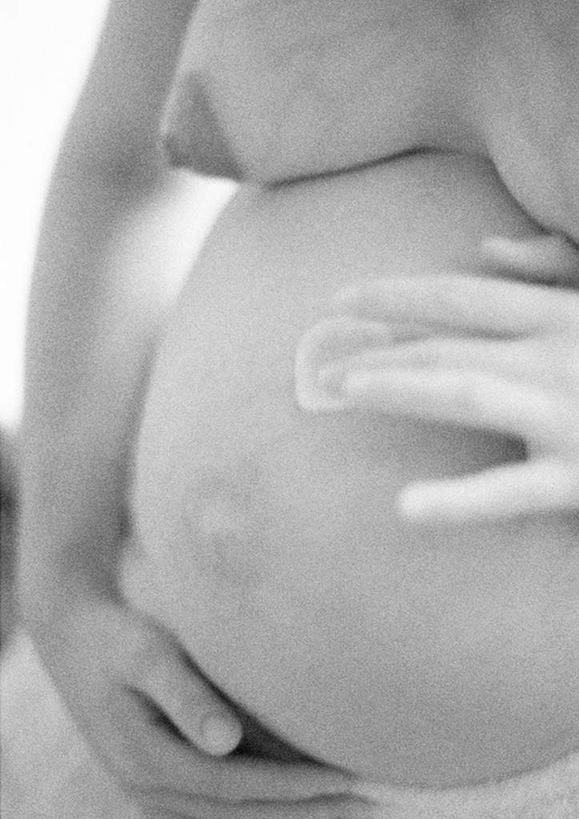 西方人,孕妇,手,胸,腹部,一个人,坐,竖图,黑白,室内,特写,白天,正面,化妆,美容,欧洲,欧洲人,仅一个年轻女性,仅一个女性,仅一个人,护肤,裸露,保养,怀孕,手部,摄影,影棚,赤裸,待产,裸,养颜,乳霜,妊娠,准妈妈,年轻女性,女人,女性,白种人,腹,肚子,胸部,产妇,坐着,半身,影棚拍摄,拍摄