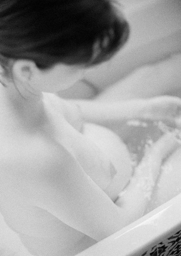 西方人,孕妇,一个人,坐,竖图,俯视,黑白,室内,特写,白天,水,卫生间,浴室,欧洲,欧洲人,仅一个年轻女性,仅一个女性,仅一个人,液体,裸露,浴缸,怀孕,待产,裸,妊娠,准妈妈,年轻女性,女人,女性,白种人,产妇,淋浴房,坐着,半身,高角度拍摄,冲凉房,沐浴间,沐浴室