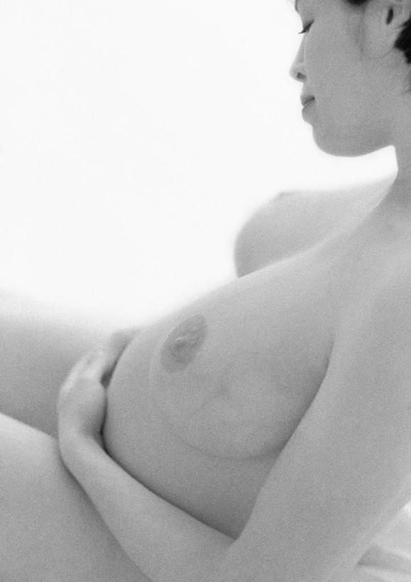 西方人,孕妇,腹部,一个人,坐,竖图,黑白,室内,特写,白天,侧面,欧洲,欧洲人,仅一个年轻女性,仅一个女性,仅一个人,裸露,怀孕,摄影,影棚,赤裸,待产,裸,妊娠,准妈妈,年轻女性,女人,女性,白种人,腹,肚子,产妇,坐着,半身,影棚拍摄,拍摄
