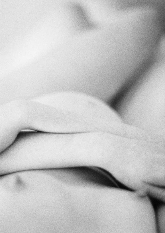 西方人,孕妇,胸,一个人,躺,双手交叉,竖图,俯视,黑白,室内,特写,白天,欧洲,欧洲人,仅一个年轻女性,仅一个女性,仅一个人,裸露,怀孕,摄影,影棚,赤裸,双手抱胸,待产,裸,妊娠,准妈妈,年轻女性,女人,女性,白种人,胸部,产妇,躺着,半身,高角度拍摄,影棚拍摄,拍摄