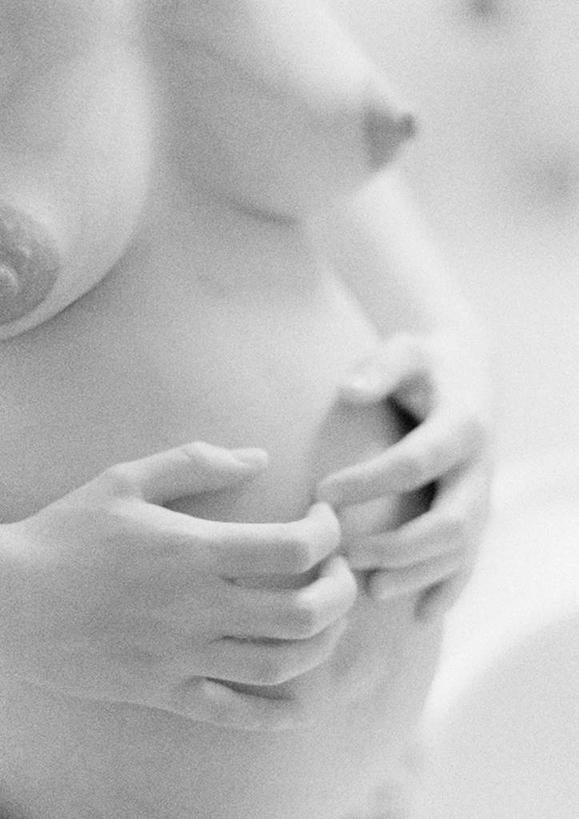 西方人,孕妇,胸,腹部,一个人,坐,竖图,俯视,黑白,室内,特写,白天,欧洲,欧洲人,仅一个年轻女性,仅一个女性,仅一个人,裸露,手势,怀孕,摄影,影棚,赤裸,待产,裸,妊娠,准妈妈,年轻女性,女人,女性,白种人,腹,肚子,胸部,产妇,坐着,半身,高角度拍摄,影棚拍摄,拍摄