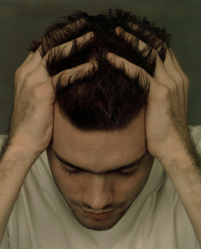 西方人,胡须,一个人,坐,闭眼,摸,竖图,室内,特写,白天,正面,欧洲,欧洲人,仅一个男性,仅一个人,抚摸,黑色背景,仅一个年轻男性,低头,抓,摄影,影棚,焦虑,忧虑,男人,男性,年轻男性,白种人,胡子,小胡子,闭眼睛,闭着眼,闭着眼睛,触摸,接触,坐着,半身,彩图,影棚拍摄,拍摄