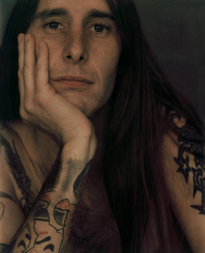 西方人,脸,头,脸颊,头发,一个人,坐,竖图,室内,特写,白天,正面,时尚,欧洲,欧洲人,仅一个男性,仅一个人,撑,黑色背景,托腮,文化,纹身,仅一个年轻男性,黑色,托,个性,摄影,信仰,影棚,托下巴,刺青,追求,想象,文身,勇气,崇拜,张扬,男人,男性,年轻男性,白种人,头部,长发,脸部,脸蛋,面部,坐着,半身,彩图,影棚拍摄,拍摄