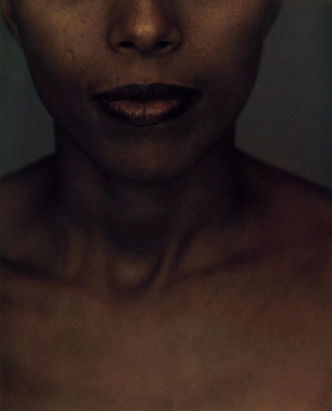 西方人,嘴,脖子,一个人,坐,竖图,室内,特写,白天,正面,欧洲,非洲,黑人,欧洲人,仅一个年轻女性,仅一个女性,仅一个人,黑色背景,裸露,摄影,影棚,裸,年轻女性,女人,女性,非洲人,脖,颈,颈部,口,口腔,嘴巴,嘴唇,坐着,半身,彩图,影棚拍摄,拍摄