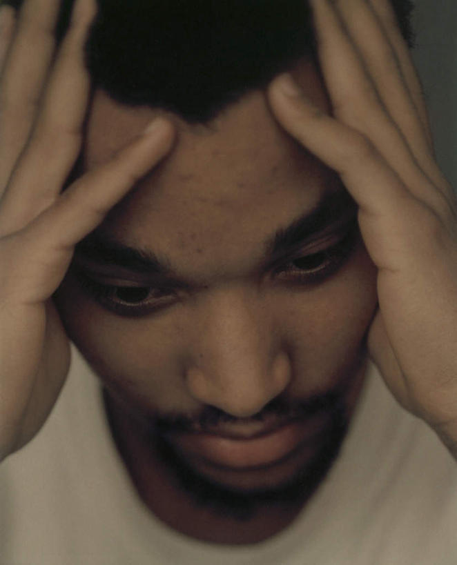 西方人,一个人,坐,摸,竖图,室内,特写,白天,正面,失败,欧洲,欧洲人,仅一个男性,仅一个人,抚摸,黑色背景,沮丧,注视,仅一个年轻男性,看,难受,无奈,摄影,影棚,失望,悲伤,伤心,难过,关注,失落,颓废,挫败,受挫,落败,落空,错过,失足,失意,失策,失算,颓丧,衰颓,悲哀,懊丧,颓靡,气馁,丧气,败北,挫折,失利,男人,男性,年轻男性,白种人,触摸,接触,坐着,半身,彩图,影棚拍摄,拍摄