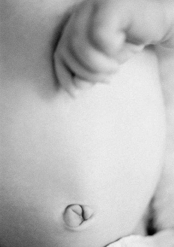 西方人,婴儿,儿童,腹部,肚脐,一个人,坐,竖图,黑白,室内,特写,白天,正面,纯洁,欧洲,欧洲人,仅一个人,裸露,小孩,可爱,活泼,宝宝,裸,纯真,烂漫,无邪,伶俐,天真,白种人,孩子,腹,肚子,坐着,半身