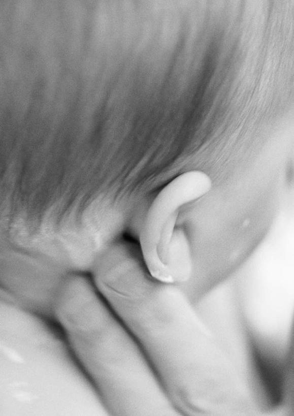 西方人,儿童,头发,两个人,家庭,母亲,儿子,坐,摸,竖图,俯视,黑白,室内,白天,纯洁,欧洲,欧洲人,抚摸,小孩,黑色,温暖,温馨,母子,一家人,可爱,母爱,童年,童趣,和睦,后脑勺,童真,烂漫,无邪,天真,男孩,年轻女性,女人,女性,白种人,孩子,年轻人,触摸,接触,坐着,半身,高角度拍摄,融洽,短发,男生