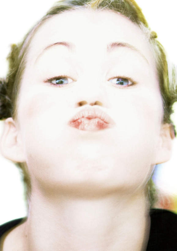 西方人,脸,头,脸颊,一个人,站,竖图,室内,特写,白天,白色背景,正面,欧洲,欧洲人,仅一个年轻女性,仅一个女性,仅一个人,站着,鬼脸,摄影,影棚,年轻女性,女人,女性,白种人,头部,脸部,脸蛋,面部,抬头,仰头,站立,半身,彩图,影棚拍摄,拍摄