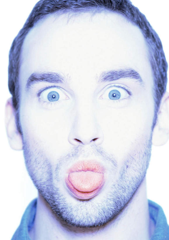 西方人,脸,头,脸颊,一个人,站,竖图,室内,特写,白天,白色背景,正面,欧洲,欧洲人,仅一个男性,仅一个人,吐舌头,仅一个年轻男性,伸舌头,站着,鬼脸,吐舌,摄影,影棚,男人,男性,年轻男性,白种人,头部,脸部,脸蛋,面部,站立,半身,彩图,影棚拍摄,拍摄