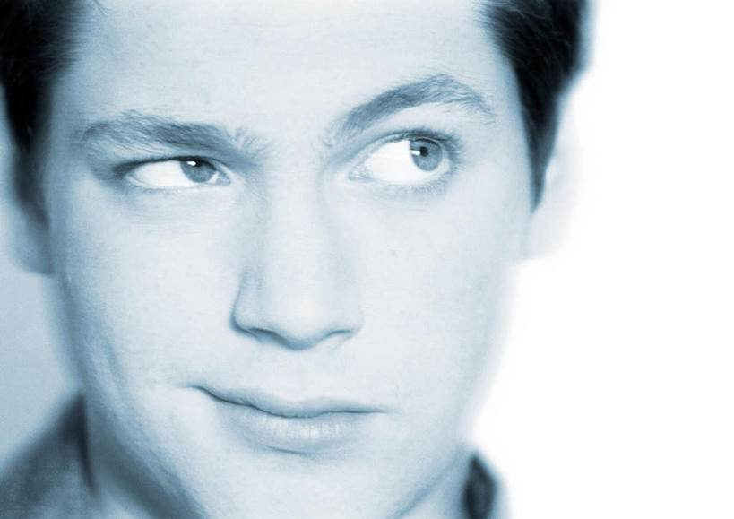 西方人,脸,头,脸颊,一个人,站,横图,室内,特写,白天,白色背景,正面,欧洲,欧洲人,仅一个男性,仅一个人,注视,仅一个年轻男性,看,站着,斜视,摄影,影棚,鄙视,关注,藐视,讽刺,蔑视,嘲笑,男人,男性,年轻男性,白种人,头部,脸部,脸蛋,面部,抬头,仰头,站立,半身,彩图,影棚拍摄,拍摄