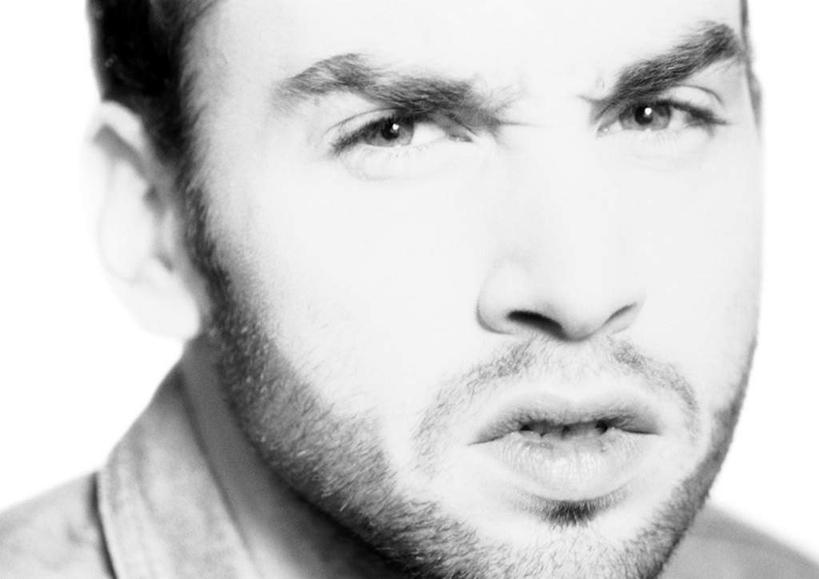 西方人,脸,头,脸颊,胡须,一个人,站,笑,微笑,横图,黑白,室内,特写,白天,白色背景,正面,欧洲,欧洲人,仅一个男性,仅一个人,仅一个年轻男性,站着,皱眉,摄影,影棚,委屈,可怜,男人,男性,年轻男性,白种人,头部,胡子,小胡子,脸部,脸蛋,面部,站立,半身,影棚拍摄,拍摄