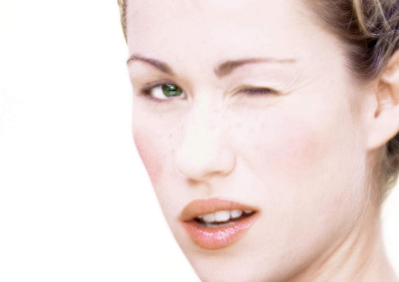 西方人,脸,头,脸颊,一个人,站,横图,室内,特写,白天,白色背景,正面,欧洲,欧洲人,仅一个年轻女性,仅一个女性,仅一个人,站着,摄影,影棚,眨眼,年轻女性,女人,女性,白种人,头部,脸部,脸蛋,面部,站立,半身,彩图,影棚拍摄,拍摄