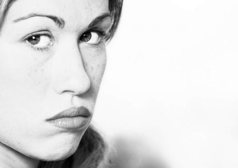 西方人,脸,头,脸颊,一个人,站,横图,黑白,室内,特写,白天,白色背景,正面,欧洲,欧洲人,仅一个年轻女性,仅一个女性,仅一个人,生气,站着,愤怒,摄影,影棚,发怒,情绪,脾气,委屈,可怜,忿怒,怨恨,强烈,激动,年轻女性,女人,女性,白种人,头部,脸部,脸蛋,面部,站立,半身,影棚拍摄,拍摄