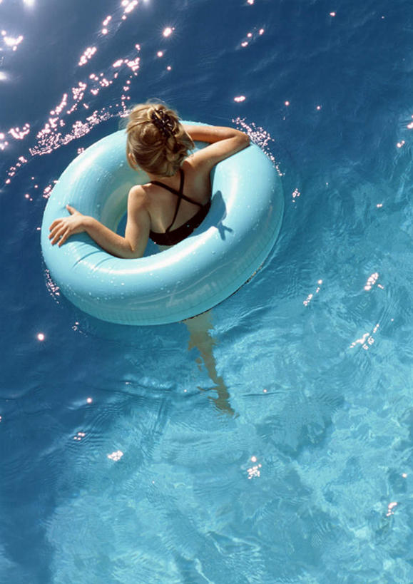 西方人,儿童,一个人,站,竖图,俯视,室外,白天,泳装,比基尼,纯洁,欧洲,欧洲人,仅一个女性,仅一个人,救生圈,小孩,游泳圈,站着,仅一个小孩,可爱,童年,童趣,童真,烂漫,无邪,天真,女孩,女人,女性,白种人,孩子,站立,彩图,高角度拍摄,全身,三点式,泳衣,女生