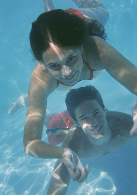 游泳,西方人,两个人,伙伴,朋友,游泳池,竖图,室外,白天,正面,泳装,比基尼,锻炼,度假,友谊,运动,水下,水,欧洲,欧洲人,阴影,浮,光线,影子,水池,水面,注视,娱乐,泳池,蓝色,阳光,看,享受,休闲,放松,潜水,游泳馆,关注,浮潜,潜水运动,体育,友情,男人,男性,年轻男性,年轻女性,女人,女性,白种人,半身,彩图,三点式,泳衣,健身