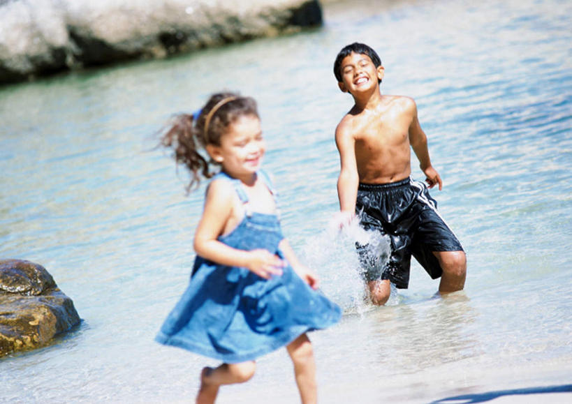 西方人,儿童,两个人,站,笑,微笑,露齿笑,横图,室外,白天,正面,纯洁,海浪,海洋,欧洲,欧洲人,浪花,裸露,小孩,海水,站着,可爱,童年,童趣,裸,海景,童真,烂漫,无邪,天真,男孩,男人,男性,女孩,女人,女性,白种人,孩子,大海,风浪,海,海水的波动,近岸浪,涌浪,站立,半身,彩图,男生,女生