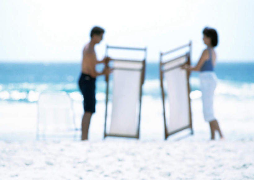 西方人,两个人,伙伴,朋友,站,搬运,横图,室外,白天,侧面,旅游,度假,友谊,海浪,海洋,美景,沙滩,椅子,欧洲,欧洲人,朦胧,模糊,沙子,木椅,躺椅,海岸,景观,浪花,沙地,拿,拿着,娱乐,裸露,自然,海水,站着,享受,休闲,景色,放松,自然风光,裸,海景,友情,男人,男性,年轻男性,年轻女性,女人,女性,白种人,大海,风浪,海,海水的波动,海滩,近岸浪,涌浪,搬,站立,彩图,全身