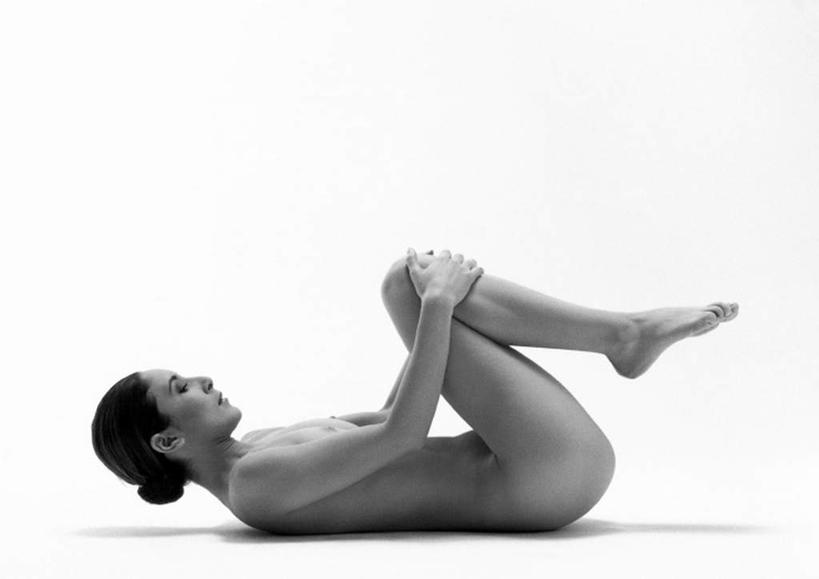 西方人,一个人,躺,横图,黑白,室内,白天,白色背景,侧面,欧洲,欧洲人,仅一个年轻女性,仅一个女性,仅一个人,裸露,摄影,影棚,赤裸,抱膝,裸,年轻女性,女人,女性,白种人,屈膝,躺着,全身,影棚拍摄,拍摄