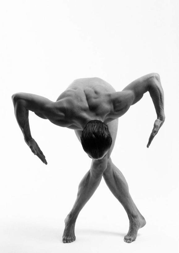 西方人,一个人,站,伸展双臂,竖图,黑白,室内,白天,白色背景,正面,欧洲,欧洲人,仅一个男性,仅一个人,弯腰,裸露,仅一个年轻男性,低头,站着,摄影,影棚,赤裸,裸,男人,男性,年轻男性,白种人,敞开双臂,伸开双臂,展开双肩,站立,张开手臂,张开双臂,全身,影棚拍摄,拍摄