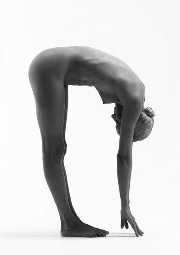 西方人,一个人,站,竖图,黑白,室内,白天,白色背景,侧面,欧洲,欧洲人,仅一个年轻女性,仅一个女性,仅一个人,撑,伸展,弯腰,裸露,站着,伸直,摄影,影棚,赤裸,撑着,裸,年轻女性,女人,女性,白种人,站立,全身,影棚拍摄,拍摄