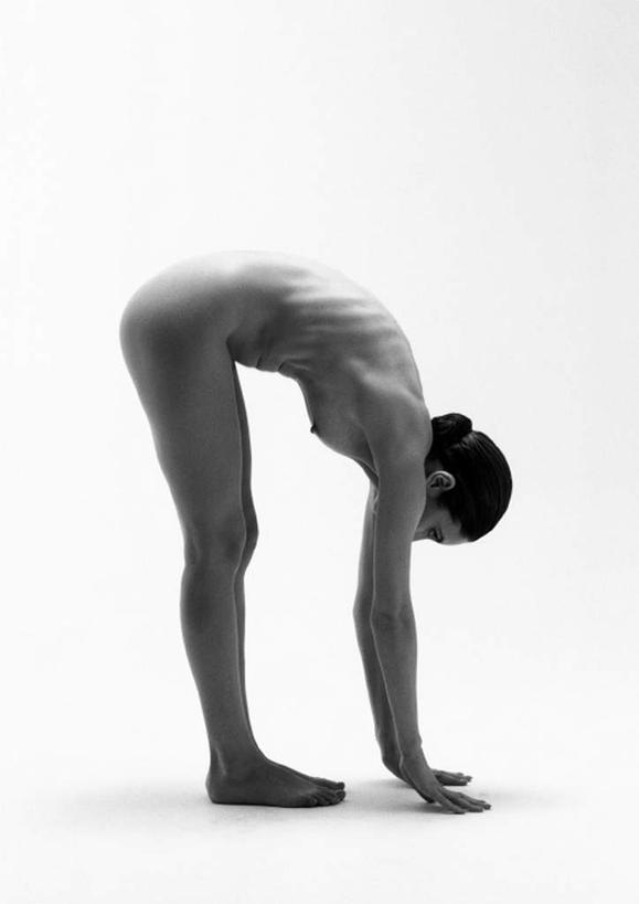 西方人,一个人,站,摸,竖图,黑白,室内,白天,白色背景,侧面,欧洲,欧洲人,仅一个年轻女性,仅一个女性,仅一个人,抚摸,伸展,弯腰,裸露,低头,站着,伸直,摄影,影棚,赤裸,裸,年轻女性,女人,女性,白种人,触摸,接触,站立,全身,影棚拍摄,拍摄