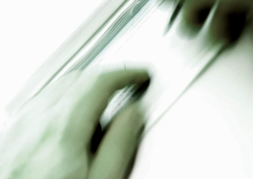 西方人,手,一个人,银行,坐,横图,室内,特写,白天,正面,桌面,桌子,欧洲,欧洲人,仅一个年轻女性,仅一个女性,仅一个人,握,写,朦胧,模糊,笔,手部,握着,金融,支票,票据,本票,年轻女性,女人,女性,白种人,坐着,半身,彩图