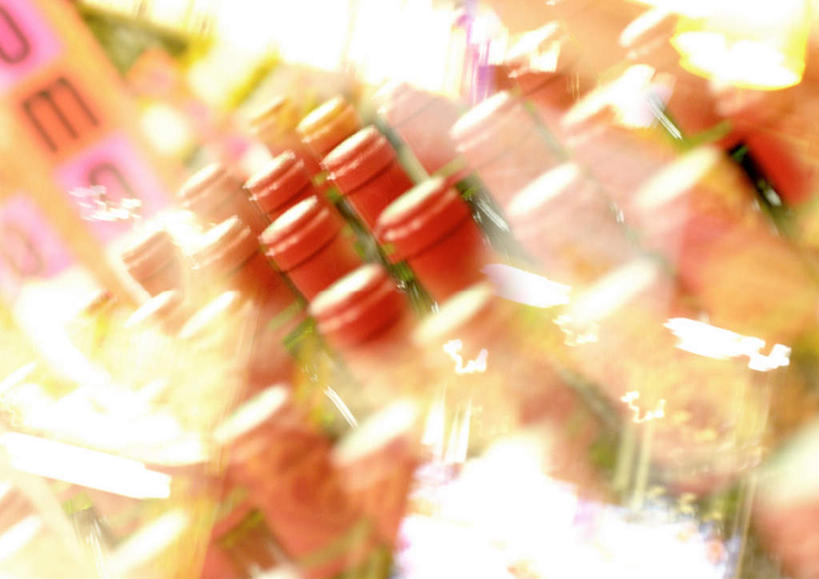 葡萄酒,无人,商店,横图,俯视,室内,白天,购物,度假,超市,一排,许多,朦胧,模糊,整齐,包装,饮品,娱乐,玻璃制品,酒瓶,饮料,排列,玻璃瓶,瓶子,享受,休闲,放松,金融,百货,队列,贸易,百货公司,彩图,高角度拍摄,店铺,购物商场,购物中心,商业中心,杂货店,杂货铺