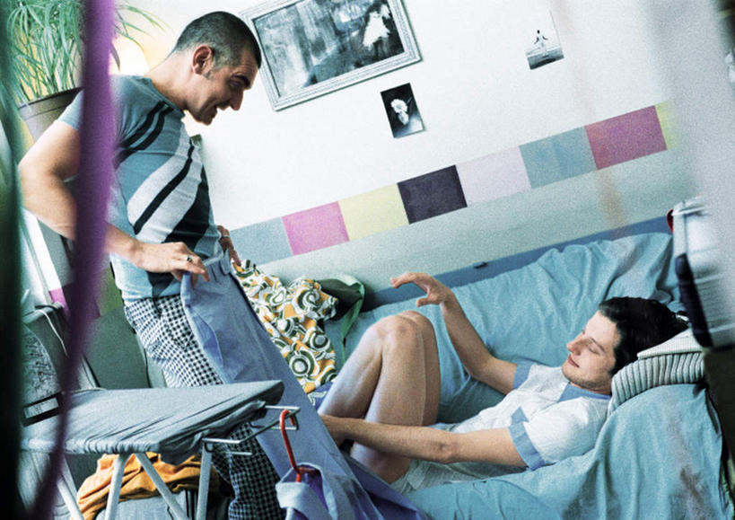 西方人,两个人,客厅,站,躺,说,横图,室内,白天,正面,爱情,沙发,欧洲,欧洲人,装饰,浪漫,拿,拿着,牛仔裤,熨烫,相视,站着,温暖,温馨,面对面,恩爱,恋人,烫衣板,对视,和睦,起居室,相对,同性恋,熨衣板,布艺沙发,家居用品,相看,电熨板,烫衣,家庭用品,卧着,交流,男人,男性,年轻男性,白种人,情侣,装饰画,沟通,讲话,交谈,说话,谈话,躺着,卧,站立,半身,彩图,伴侣,融洽